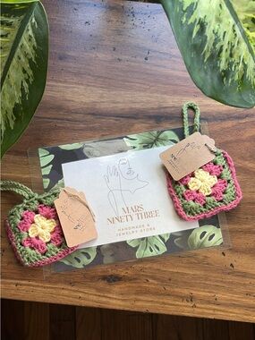 GRANNY SQUARE AIRPOD CASE